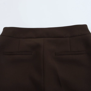 Détail du pantalon de costume marron foncé à taille haute avec poches arrière passepoilées