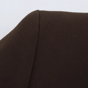 Gros plan du tissu en laine marron foncé montrant les coutures et la texture