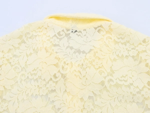 Gros plan sur la texture de dentelle florale et le col à revers du haut en maille jaune