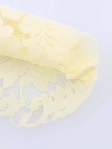 Haut en maille polo beige avec dentelle et détails de broderie florale sophistiqués