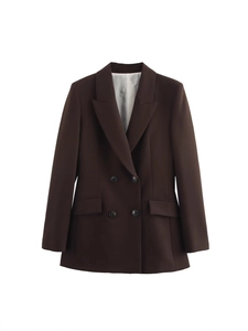 Blazer croisé marron foncé pour femme avec revers cranté et poches à rabat élégantes
