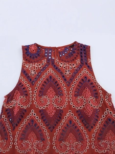 Gilet senza maniche rosso mattone con ricami traforati e motivi boho chic da donna