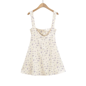 Détail de l'imprimé floral violet et de l'encolure carrée sur la robe d'été blanche