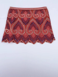Gilet ricamato arancione da donna con motivi bohémien traforati e bordo ondulato chic