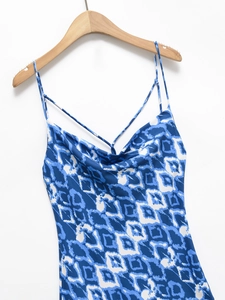 Robe d'été à imprimé géométrique bleu avec col bénitier et fines bretelles