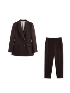 Ensemble tailleur deux pièces pour femme marron foncé avec blazer croisé et pantalon