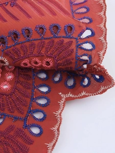 Gilet ricamato in stile etnico con motivi floreali intricati in colore rosso mattone