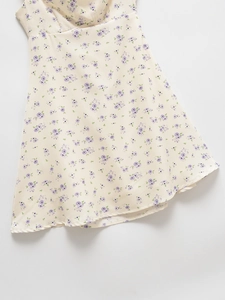 Robe d'été courte à fleurs, base crème et petites fleurs violettes en coupe trapèze