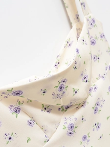 Gros plan détaillé de la robe d'été à col carré avec motif de roses violettes imprimé