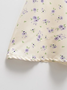 Gros plan sur tissu à imprimé floral violet et détails de couture d'ourlet soignés