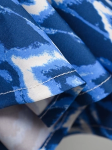 Macro de tissu tie-dye bleu et blanc avec des coutures de haute qualité sur l'ourlet
