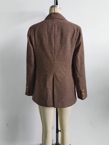 Rückansicht eines braunen Damen-Hahnentritt-Blazers aus dicker Wolle mit Taillierung