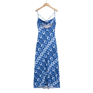 Détails du dos nu avec lacets croisés sur la robe longue à imprimé floral bleu