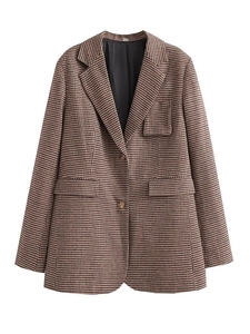 Flachbild eines Houndstooth-Blazers mit Reverskragen und klassischem Zwei-Knopf-Verschluss