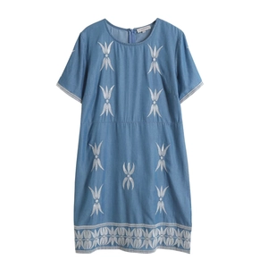 Mini robe en jean vintage française bleue avec broderie de feuilles blanches et manches courtes