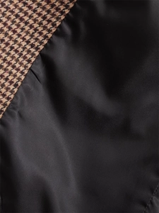 Nahaufnahme von Hahnentritt-Wollstoff und schwarzem Satinfutter am Blazer