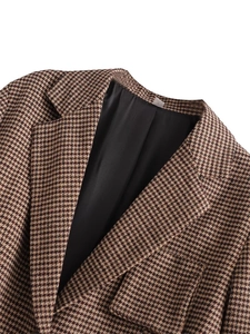 Detailaufnahme von Hahnentritt-Blazer mit Reverskragen und aufgesetzter Pattentasche