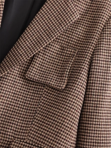 Detailansicht des braunen Hahnentritt-Blazers mit Wolltextur und Pattentasche