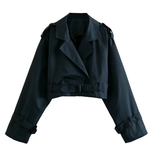 Trench corto blu navy con cintura regolabile e spalline in classico stile britannico