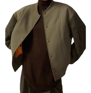 Detail der olivgrünen Bomberjacke mit orangefarbenem Futter und Reißverschlusstasche am Ärmel