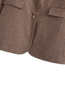 Detailansicht des braunen Hahnentritt-Blazers mit Einreiher-Knöpfen und Pattentaschen