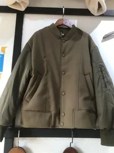 Detail der armygrünen Bomberjacke mit funktioneller Reißverschlusstasche am linken Ärmel