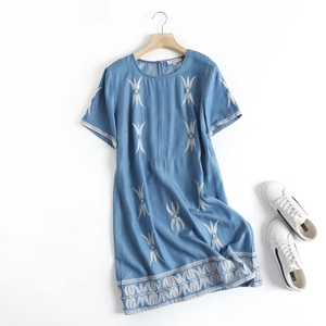 Robe courte en denim bleu vintage français avec broderie de feuilles et manches courtes