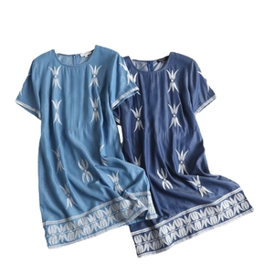 Robe mini en jean brodée de feuilles vintage française à manches courtes en bleu clair et foncé