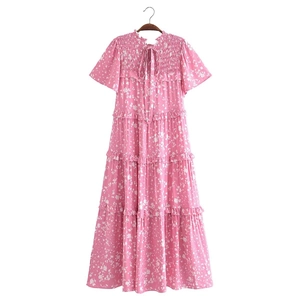 Robe longue fleurie rose avec jupe à volants et détails plissés au col