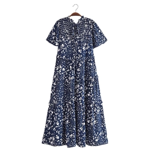 Robe longue fleurie à plusieurs niveaux bleu marine avec smocks et manches volantées