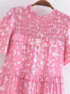 Robe d'été rose à fleurs avec smocks, col à volants et manches bouffantes