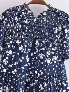 Robe longue bleu marine à fleurs avec corsage smocké et volants superposés chic