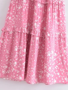 Robe d'été rose à fleurs à volants étagés en rayonne légère avec imprimé floral délicat