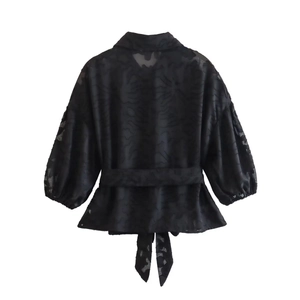 Schicke schwarze Jacquard-Bluse mit Puffärmeln und passendem Taillengürtel für Damen