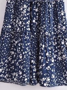 Robe d'été à fleurs bleu marine avec volants étagés et imprimés floraux blancs