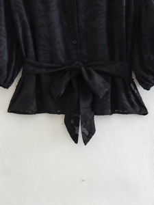 Damen Jacquard-Bluse in Schwarz mit Puffärmeln und modischem Taillengürtel-Detail
