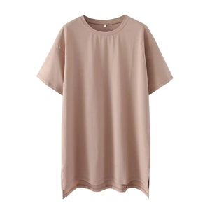 Detail of loose-fit Y2K T-shirt with side slits and high-low hem in dusty pink fabric