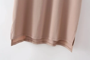 Detail of high-low hemline with side slits on morandi pink slim-fit jersey t-shirt