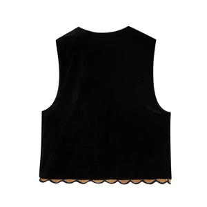 Vue arrière du gilet en velours noir sans manches avec bordure brodée florale dorée