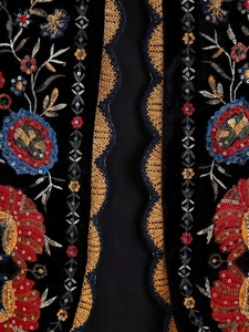 Vue détaillée de broderies florales ethniques avec sequins et dentelle dorée sur velours noir