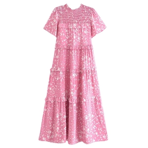 Robe longue d'été à fleurs roses avec corsage froncé et jupe à plusieurs niveaux