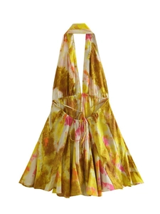 Dettaglio mini abito con scollo a V e schiena scoperta con stampa floreale tie-dye gialla