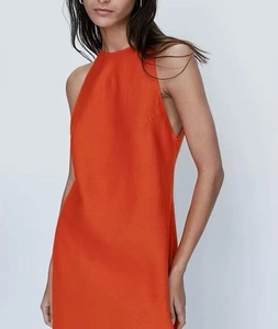 Détail de la robe Y2K sans manches rouge-orangé avec col haut et coupe ajustée