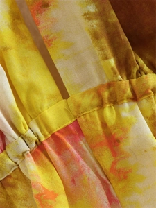 Dettaglio macro dell'abito estivo Y2K con stampa tie-dye e cucitura elastica in vita