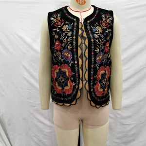 Gilet femme en velours noir avec broderie florale colorée et bordure en dentelle dorée