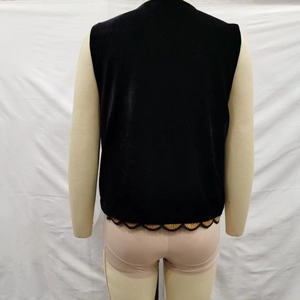 Gilet sans manches en velours noir pour femme avec broderie florale dorée et dentelle