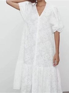 Robe midi blanche en broderie anglaise à volants avec col en V et manches bouffantes