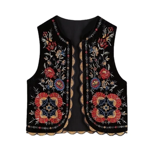Gilet en velours noir avec broderies florales colorées et bordures festonnées