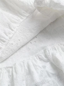 Robe midi blanche en broderie anglaise avec volants et motifs ajourés élégants chic