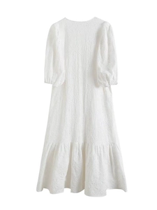 Robe midi blanche en broderie anglaise avec manches bouffantes et ourlet à volants